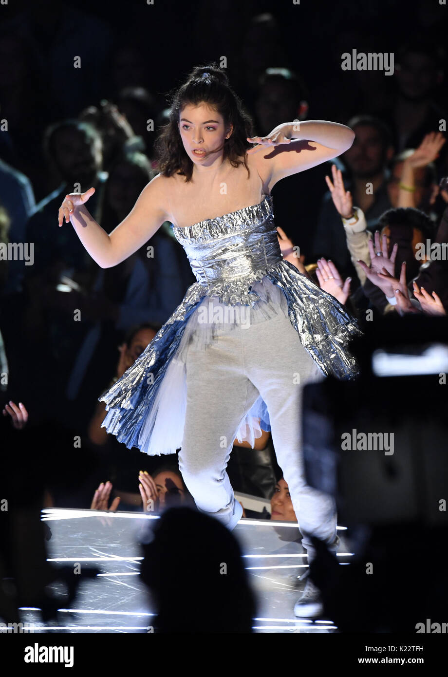 Lorde führt auf der Bühne während der 2017 MTV Video Music Awards im Forum in Los Angeles, USA statt. Stockfoto