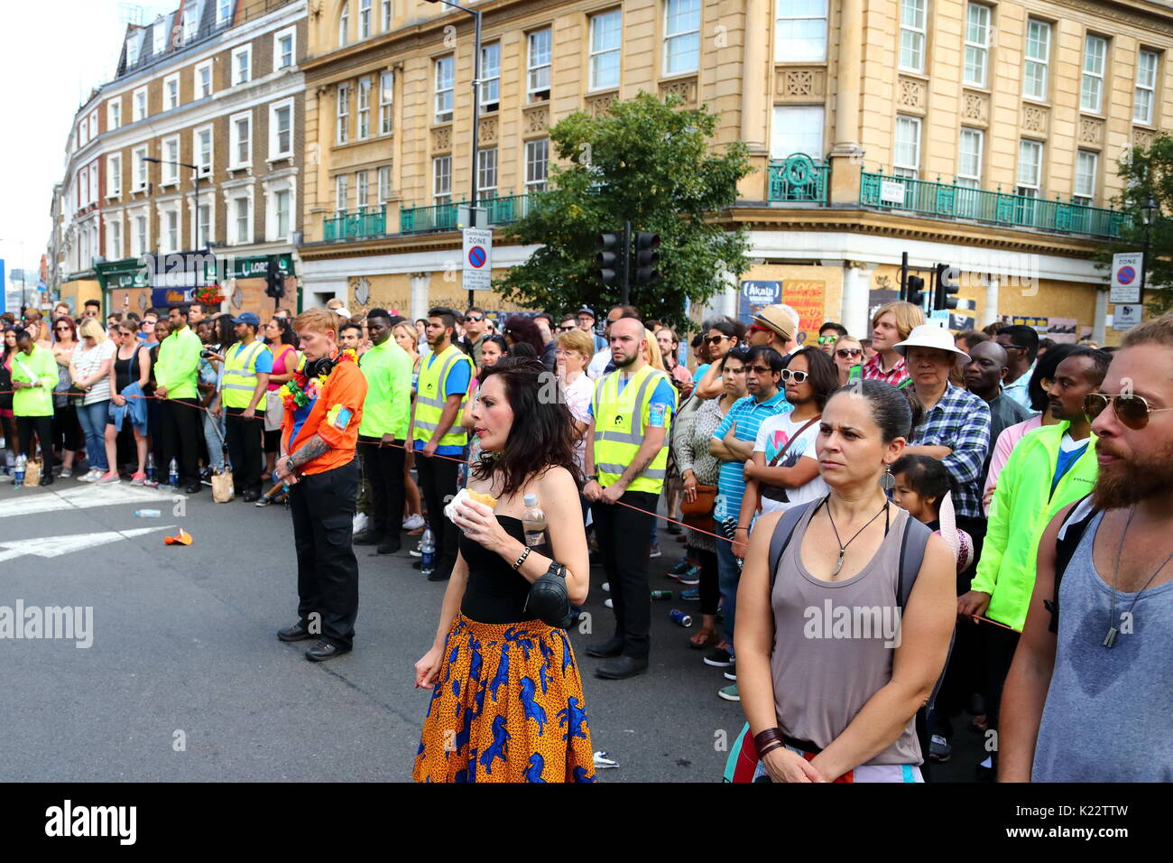 Tausende von Nachtschwärmern und Zuschauer genießen in diesem Jahr Notting Hill Carnival. Unter dem Schatten von Grenfell Turm eine Minute Stille beobachtet wurde. Stockfoto
