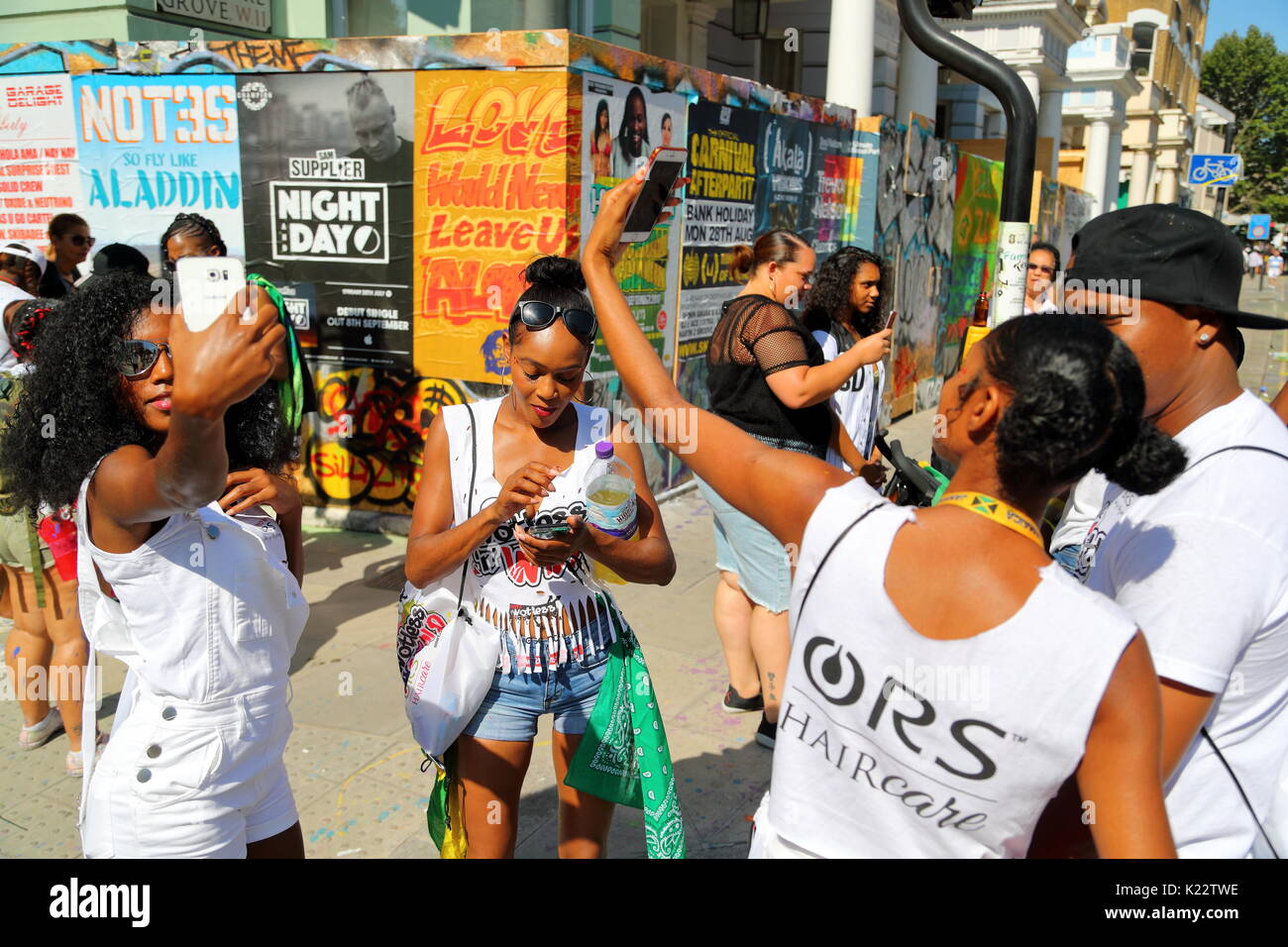 Tausende von Nachtschwärmern und Zuschauer genießen in diesem Jahr Notting Hill Carnival mit einer bunten Prozession. Stockfoto