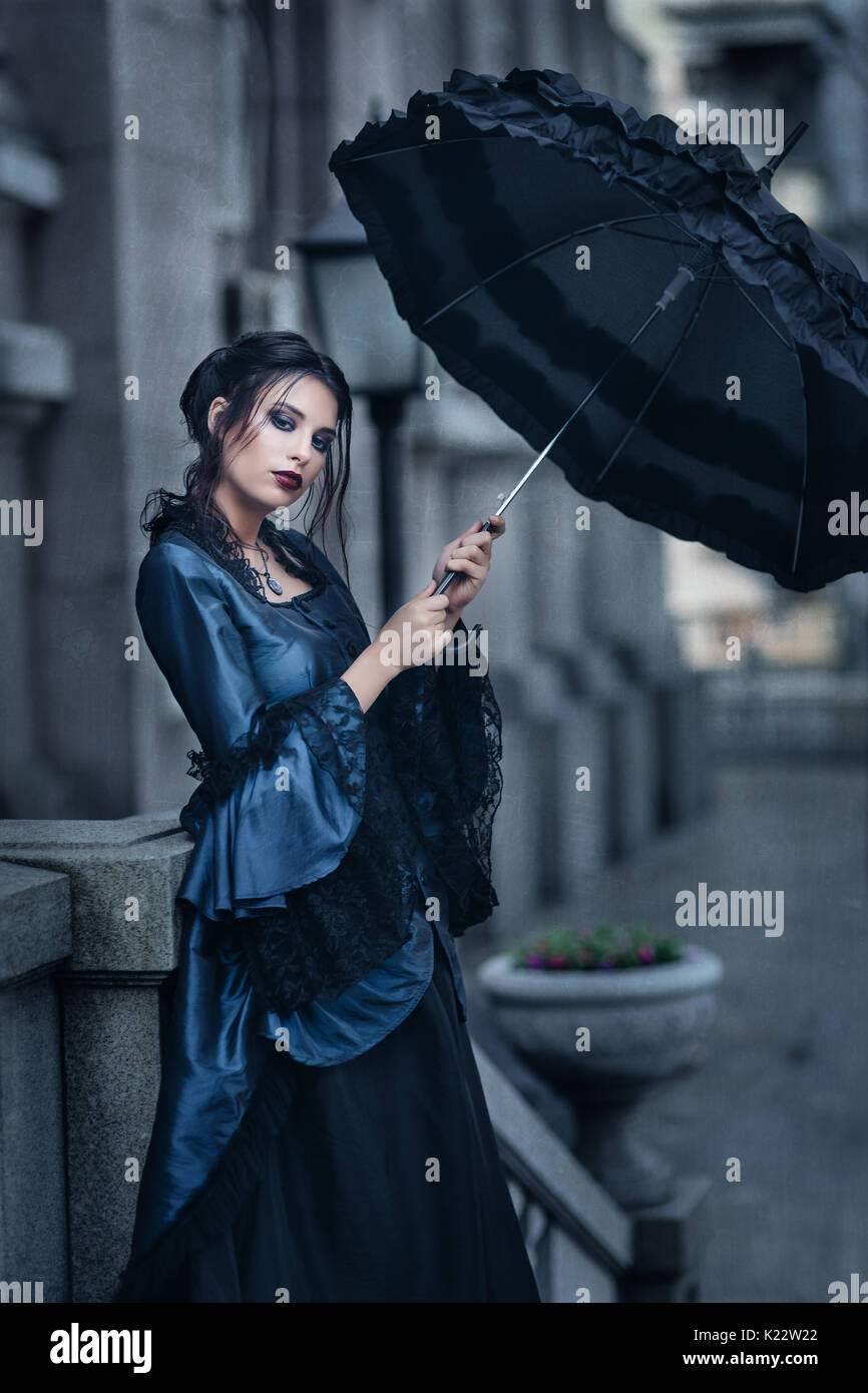 Frau in Blau in der Nähe von Altes Gebäude Stockfoto