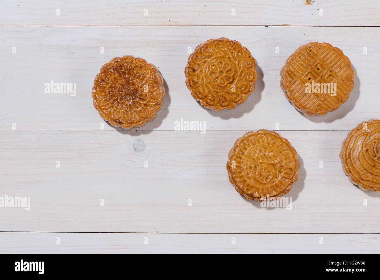 Mooncake und Tee, chinesische Mitte Herbst Festival Essen. Ansicht von oben Stockfoto