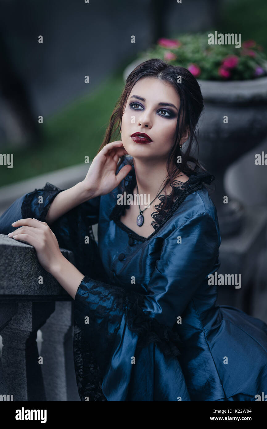 Frau in Blau in der Nähe von Altes Gebäude Stockfoto