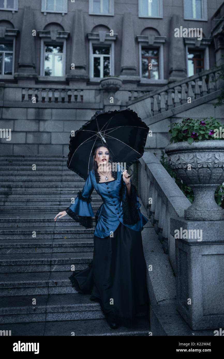 Frau in Blau in der Nähe von Altes Gebäude Stockfoto