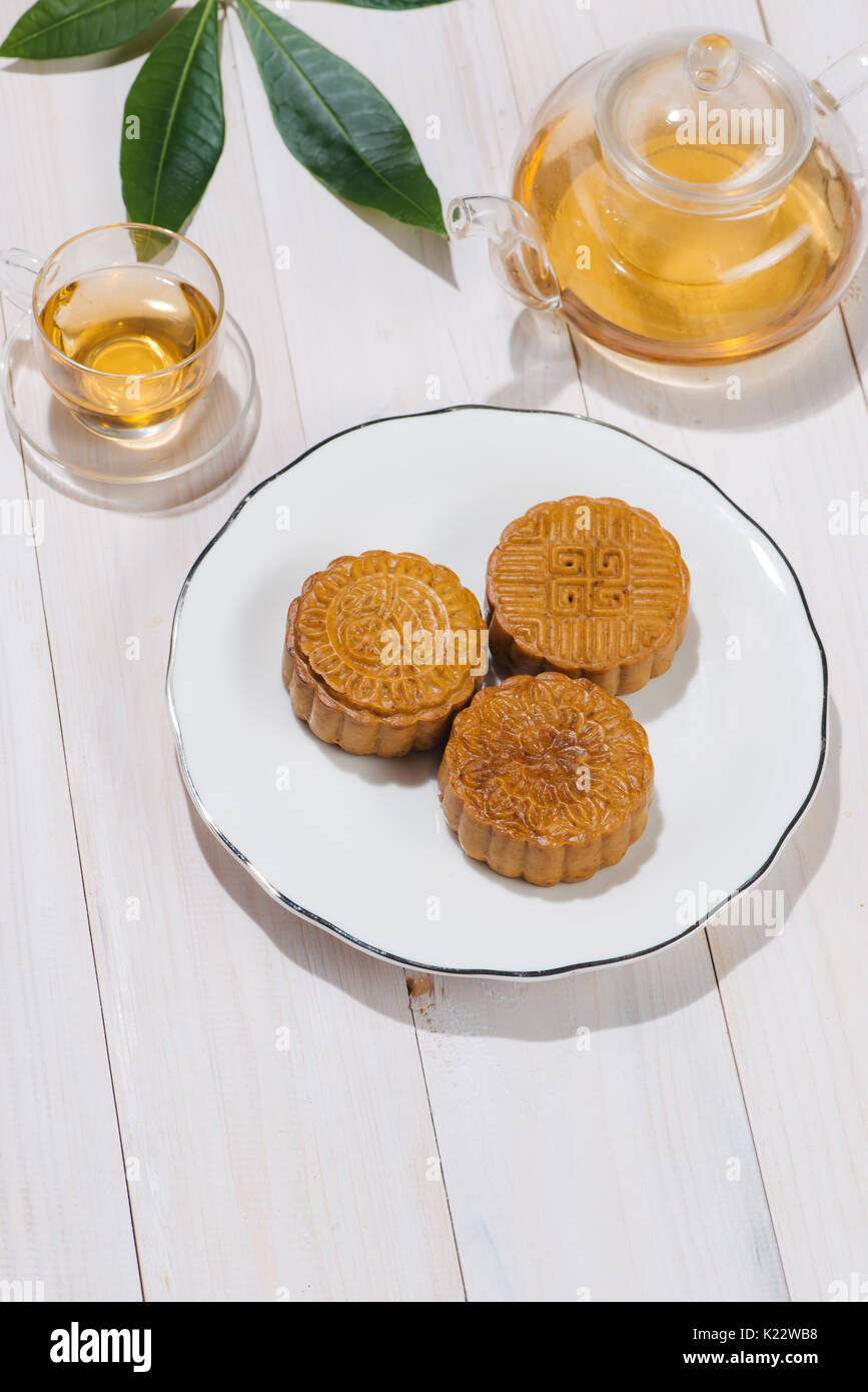 Retro-Vintage-Stil Chinesisch Mitte Herbst Festival Lebensmittel. Traditionelle Mooncakes am gedeckten Tisch Stockfoto