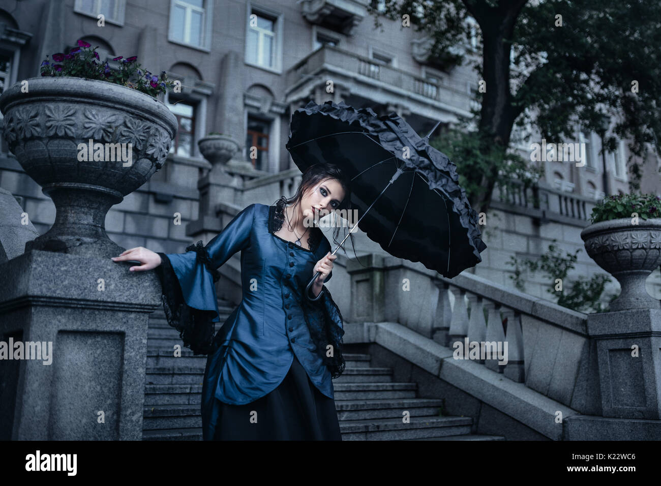 Frau in Blau in der Nähe von Altes Gebäude Stockfoto