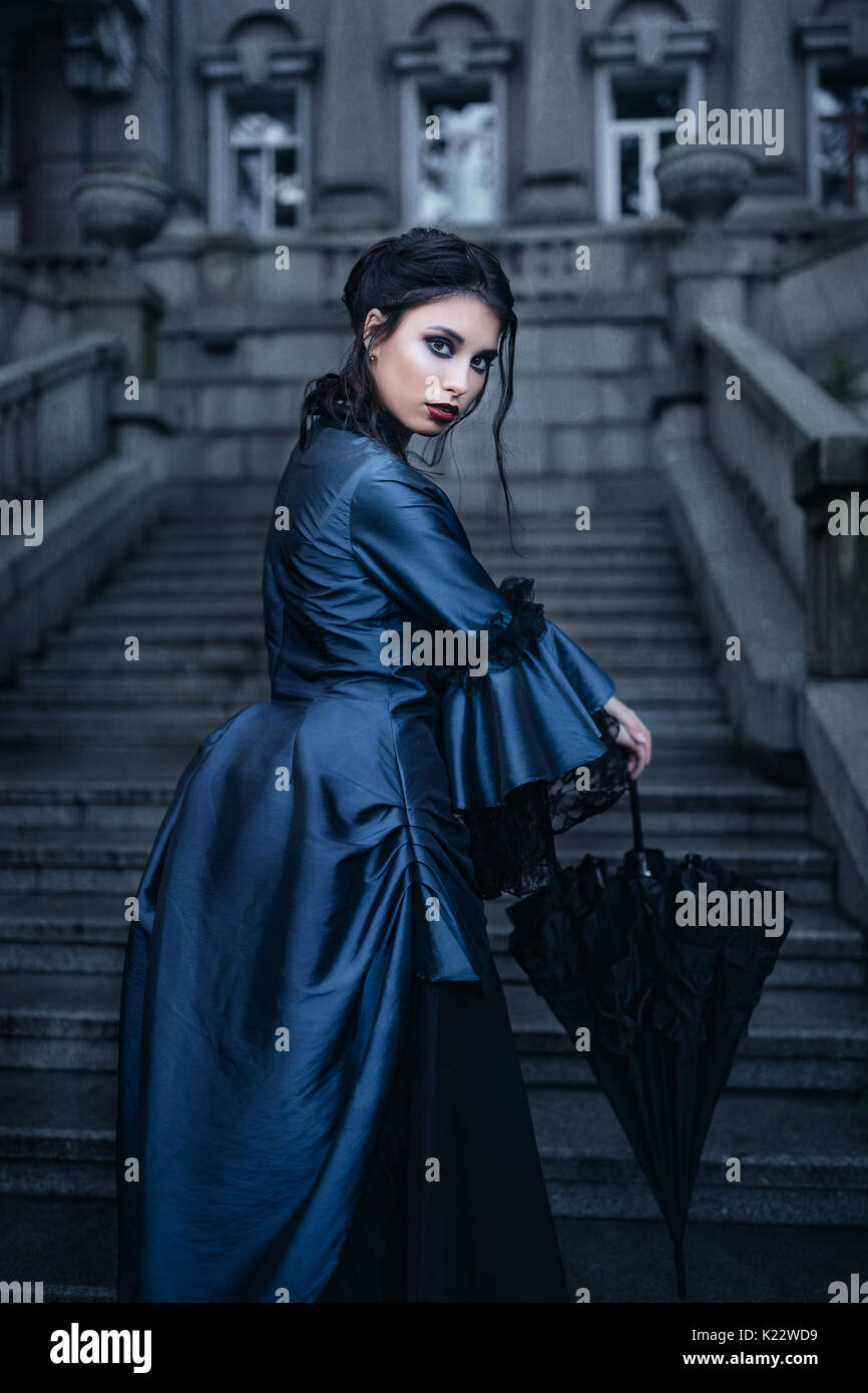 Frau in Blau in der Nähe von Altes Gebäude Stockfoto