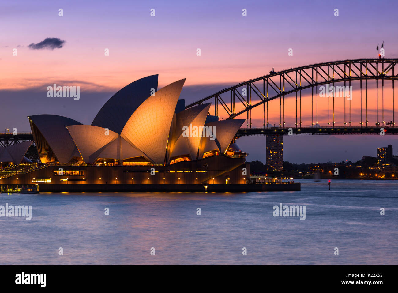 Sydney Opera House und die Harbour Bridge nach Sonnenuntergang von Frau von Macquarie Stuhl, Sydney, New South Wales, Australien gesehen Stockfoto