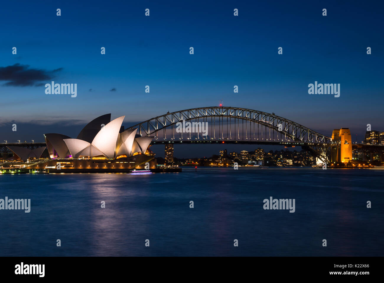 Sydney Opera House und die Harbour Bridge nach Sonnenuntergang von Frau von Macquarie Stuhl, Sydney, New South Wales, Australien gesehen Stockfoto