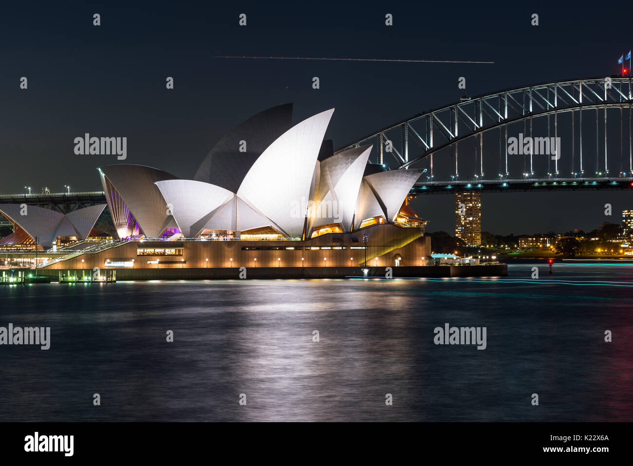 Sydney Opera House und die Harbour Bridge nach Sonnenuntergang von Frau von Macquarie Stuhl, Sydney, New South Wales, Australien gesehen Stockfoto