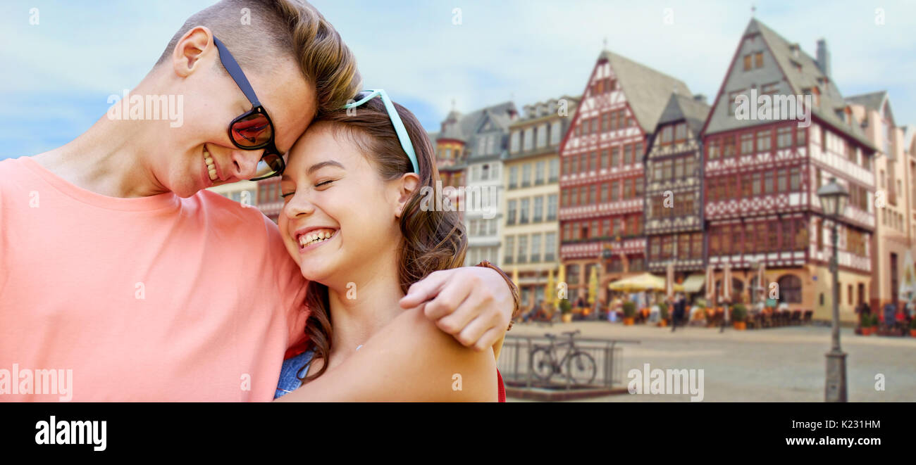 Happy teenage Paar umarmen in Frankfurt City Stockfoto