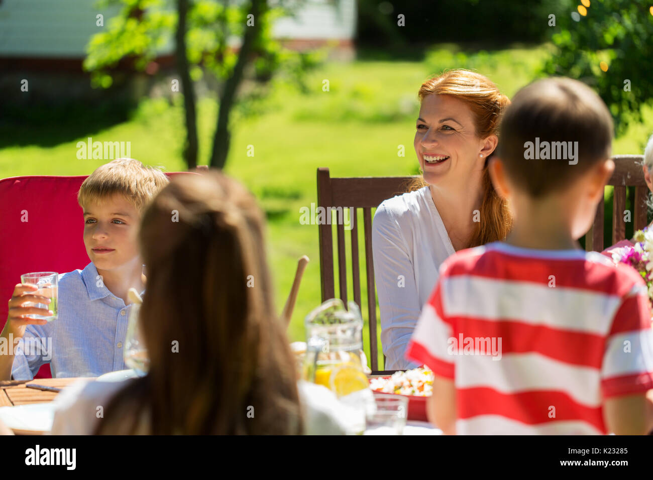 Happy Family Dinner oder Sommer Garden Party Stockfoto