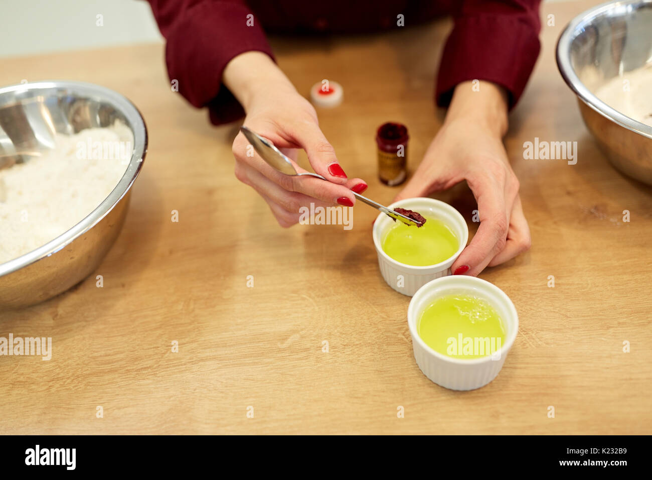 Koch hinzufügen Essen Farbe in Schüssel mit Eiweiß Stockfoto
