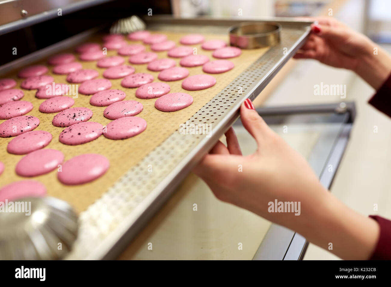 Koch mit Macarons auf ein Backblech bei Süßwaren Stockfotografie - Alamy