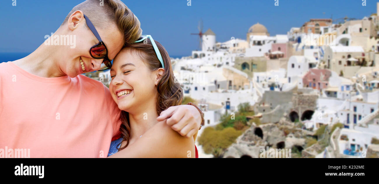 Happy teenage Paar umarmen auf der Insel Santorin Stockfoto