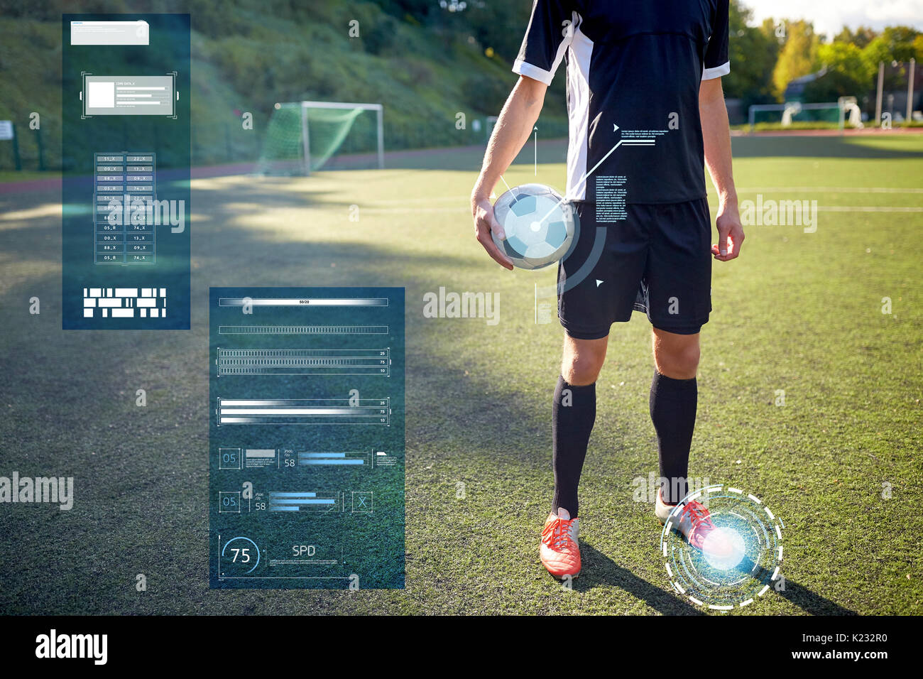 Fußballspieler mit Ball auf Fußballplatz Stockfoto