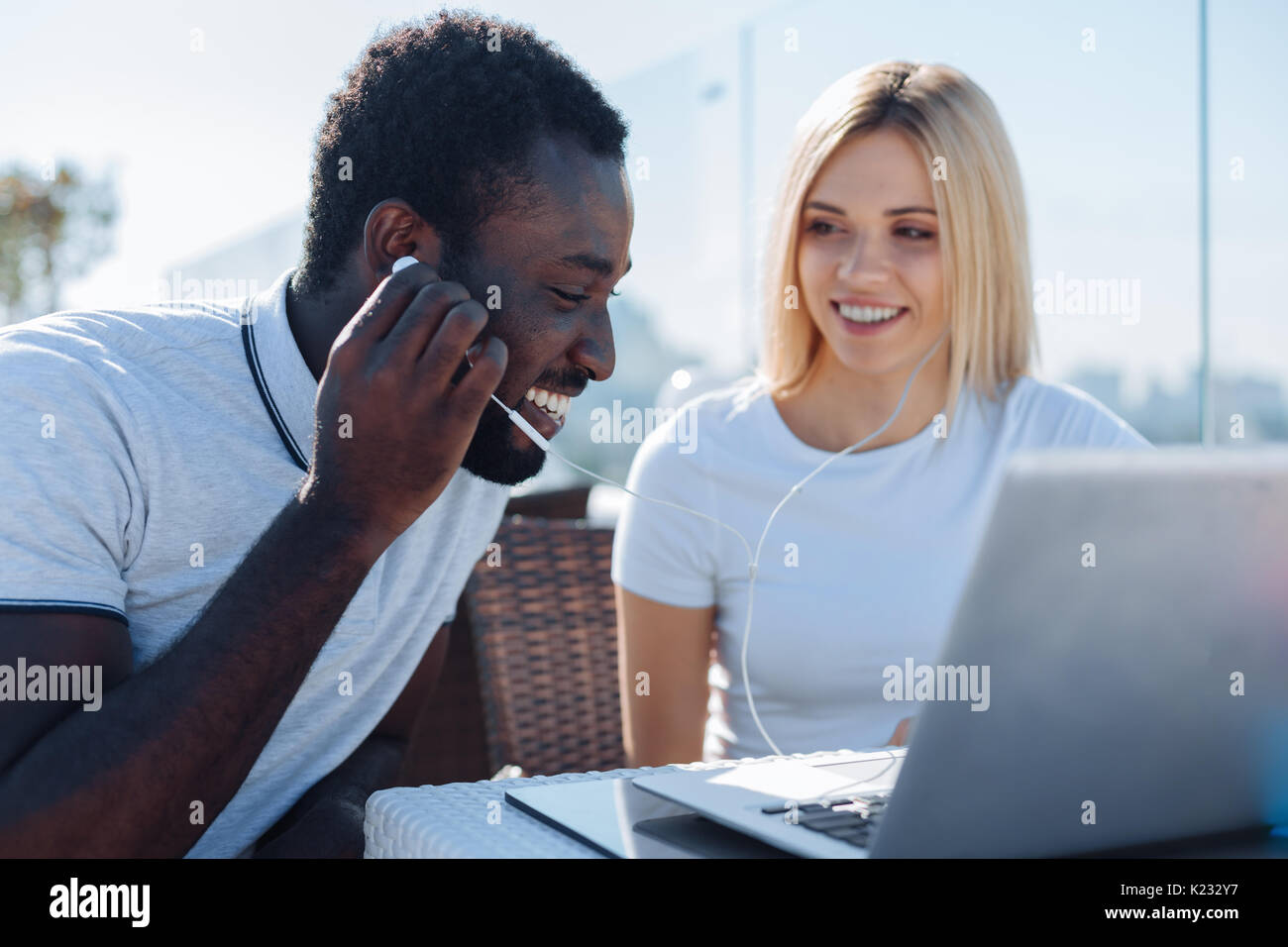 Junge Mädchen drehen auf Musik für afrikanische amerikanische Freund Stockfoto