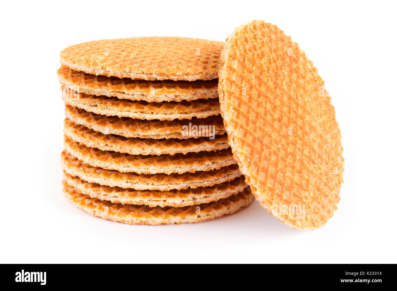 Stapel von Niederländischen stroopwafel Cookies oder karamell Waffeln isoliert auf Weiss. Stockfoto