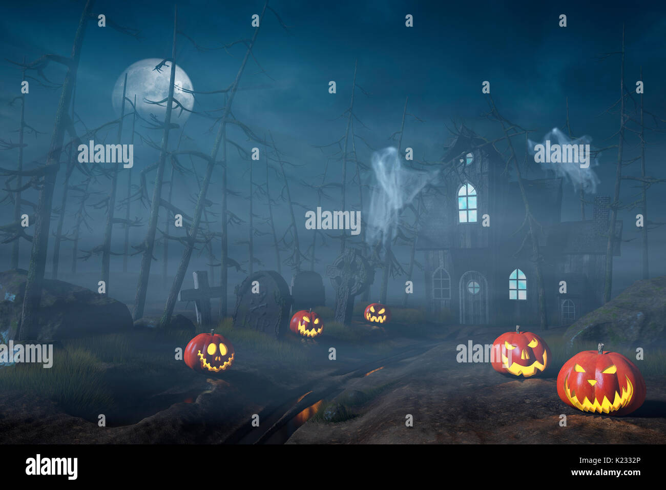 Eine Kabine in einem gruseligen und nebligen Halloween-Wald in der Nacht mit Jack O'Lanterns und Geister. Stockfoto