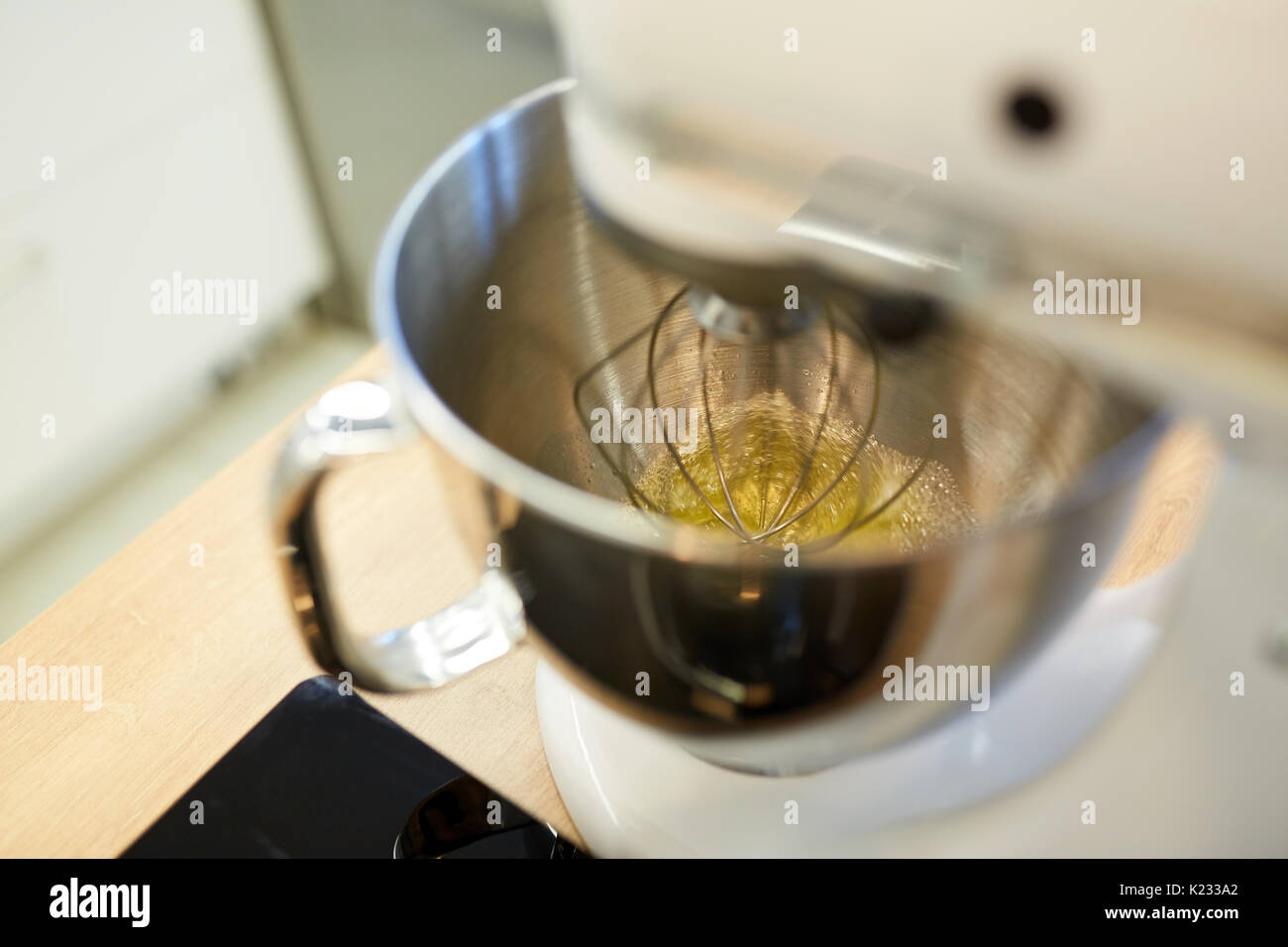 Elektromixer treibend Eiweiß in Küche Stockfoto