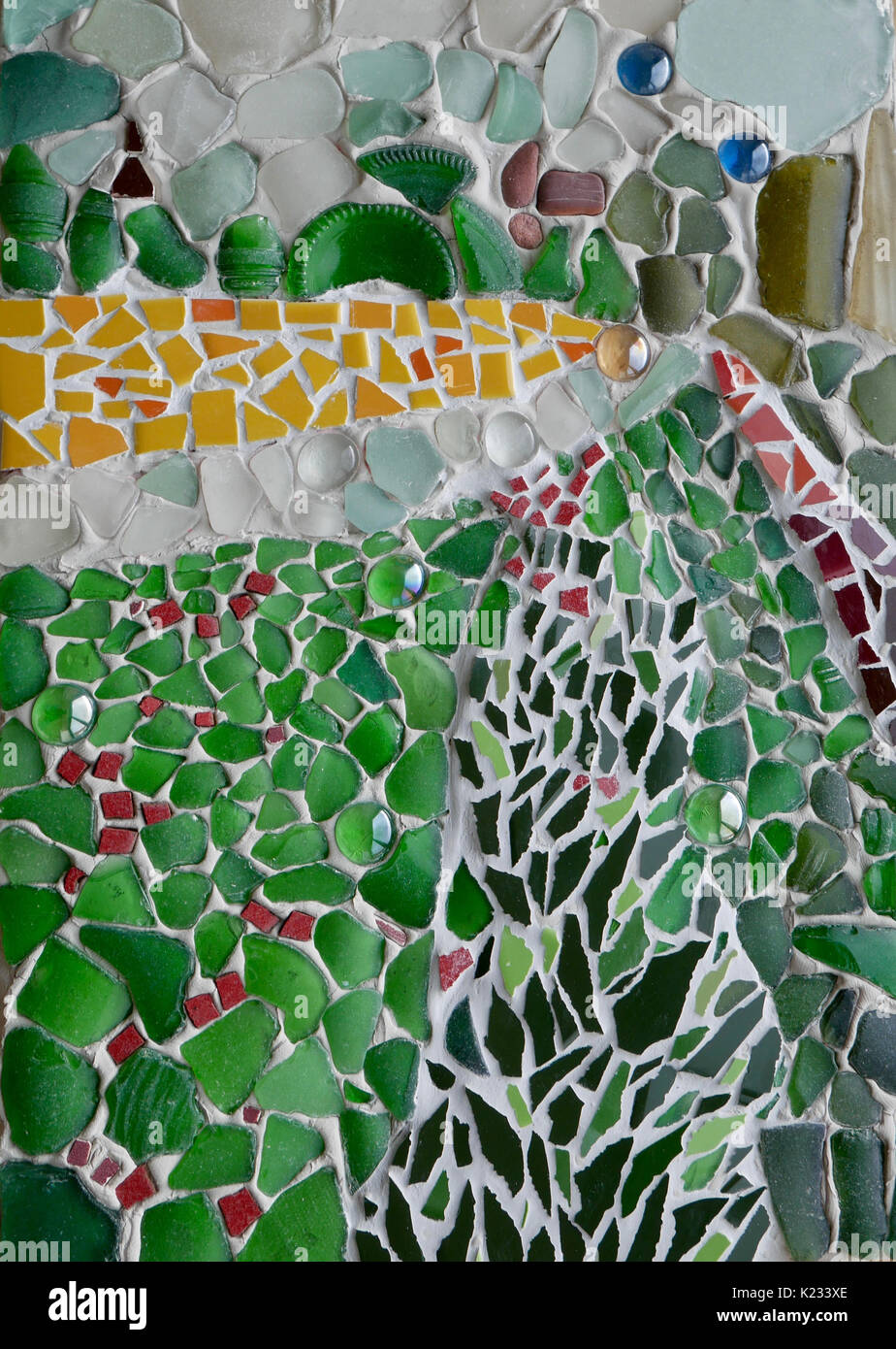 Nahaufnahme von Mixed Media Mosaik Kunst arbeiten mit Glas, Ziegel und Mörtel eine abstrakte Landschaft Portrait zu machen Stockfoto