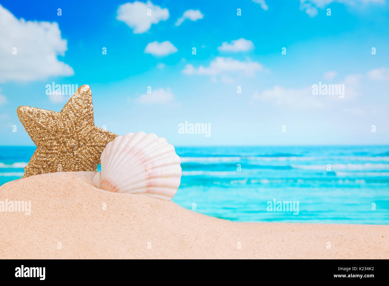 Weihnachtsschmuck in den Sand an einem Strand auf einem hellen und sonnigen Tag. Stockfoto