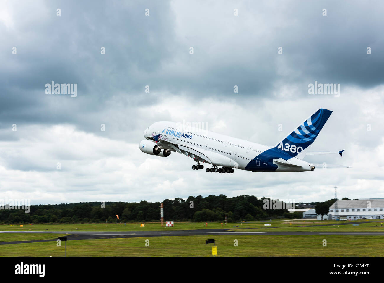 Der Airbus A380, das größte Passagierflugzeug der Welt, während sie fliegt Anzeige an der Farnborough International Air-Show. Stockfoto