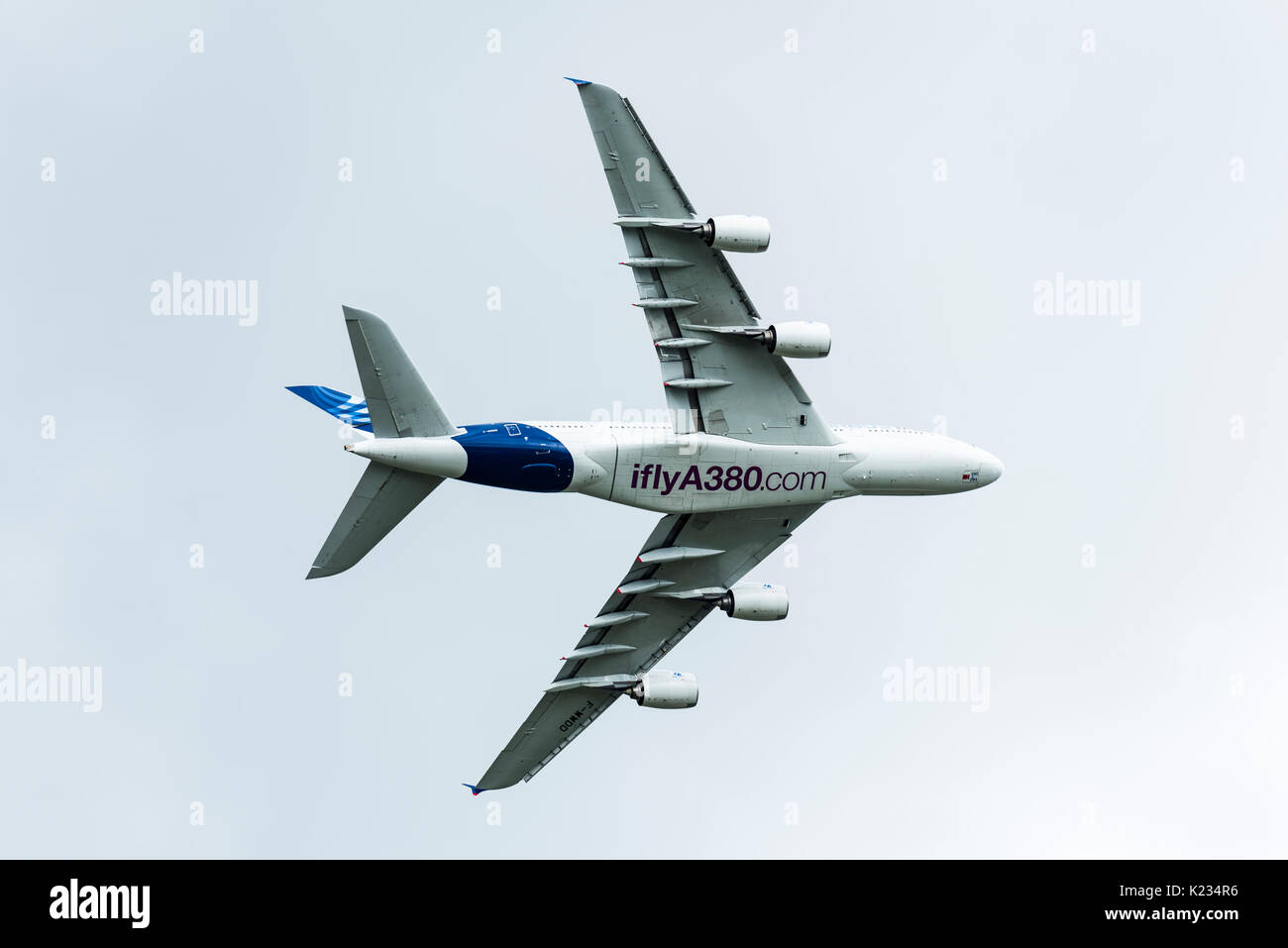 Der Airbus A380, das größte Passagierflugzeug der Welt, während sie fliegt Anzeige an der Farnborough International Air-Show. Stockfoto