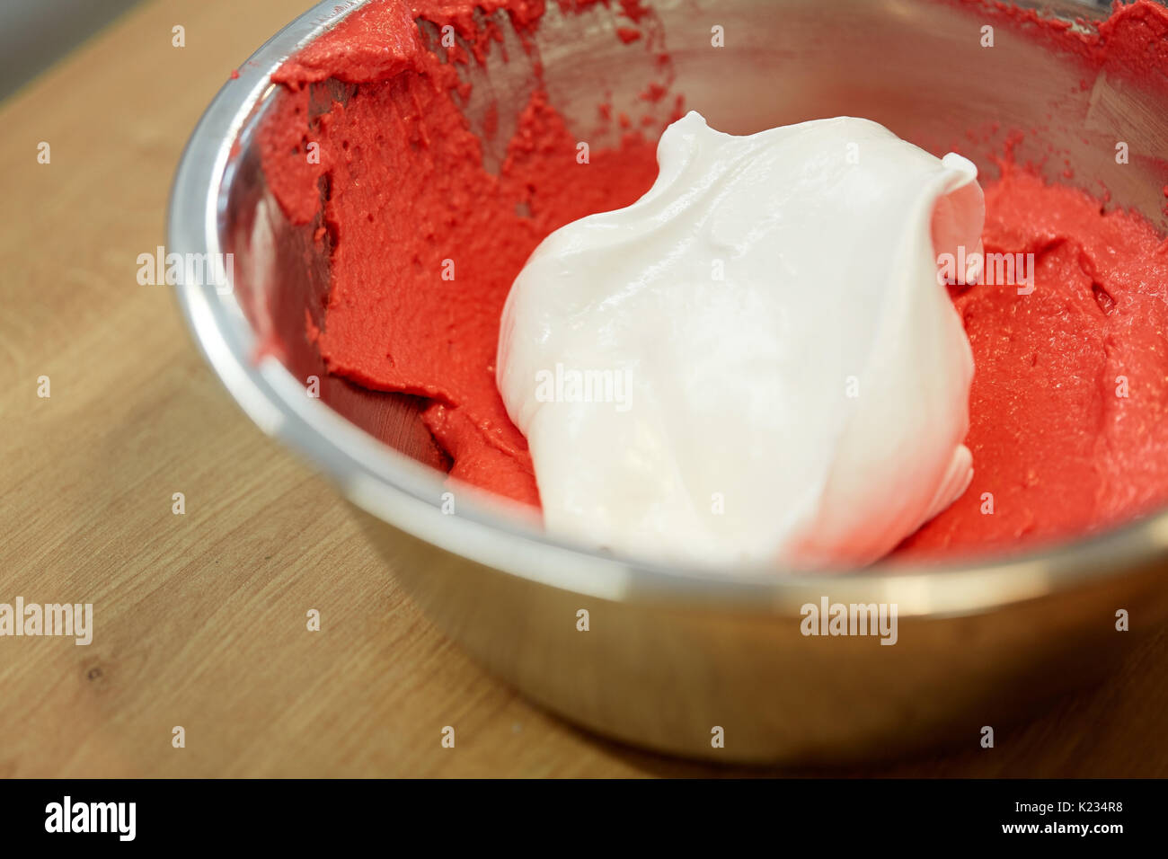 Macaron Teig mit geschlagener Eischnee in der Schüssel Stockfoto