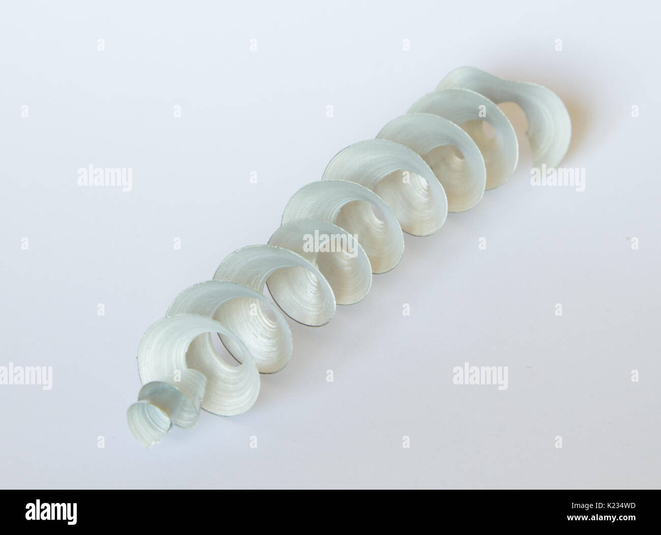 Eine schöne Metall Strang auf einem hellen Hintergrund. Metallhütten details. Stockfoto