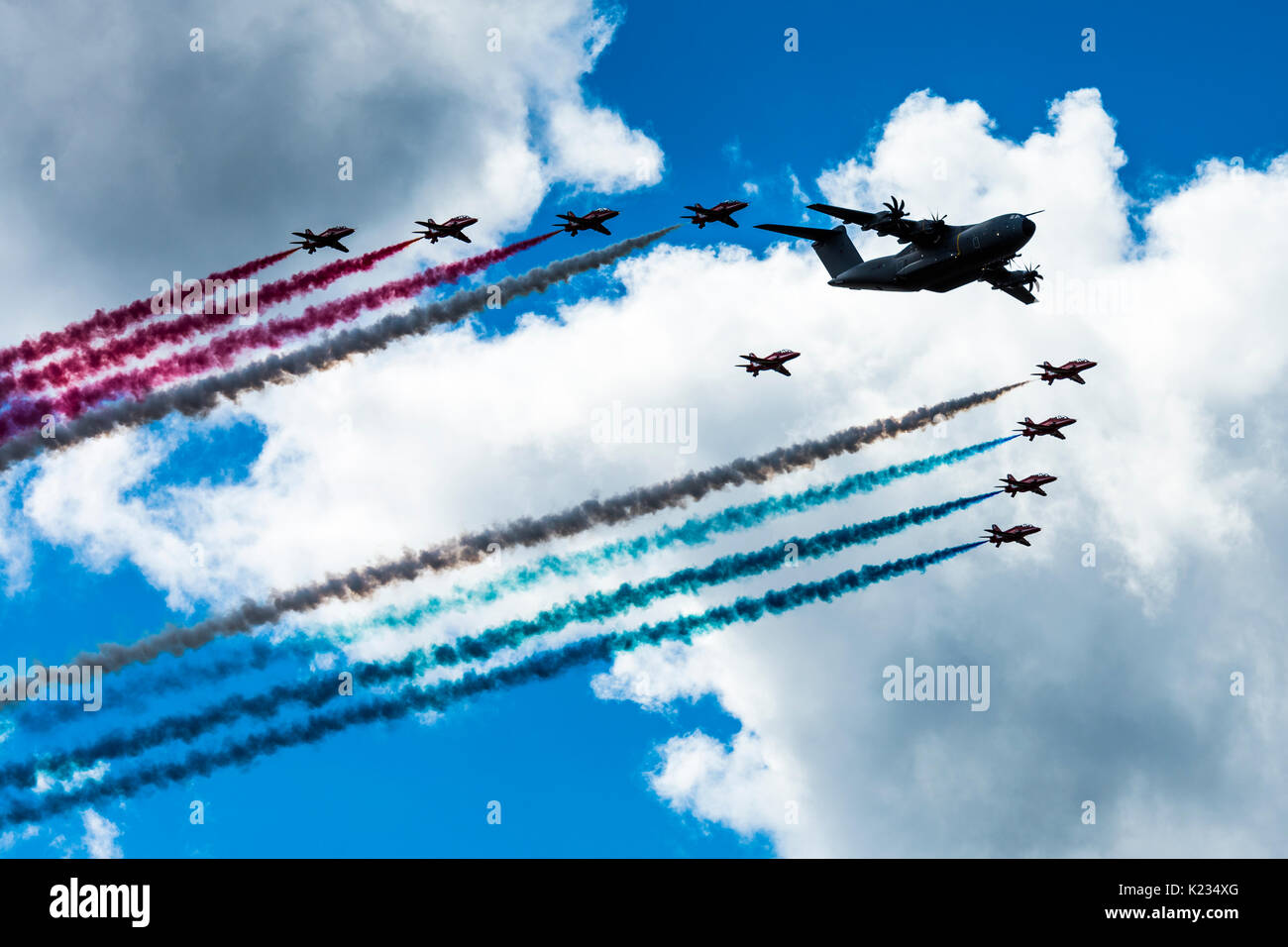 Die roten Pfeile und den Airbus A400M in der Ausbildung für einen Vorbeiflug an den 2016 in Farnborough. Stockfoto