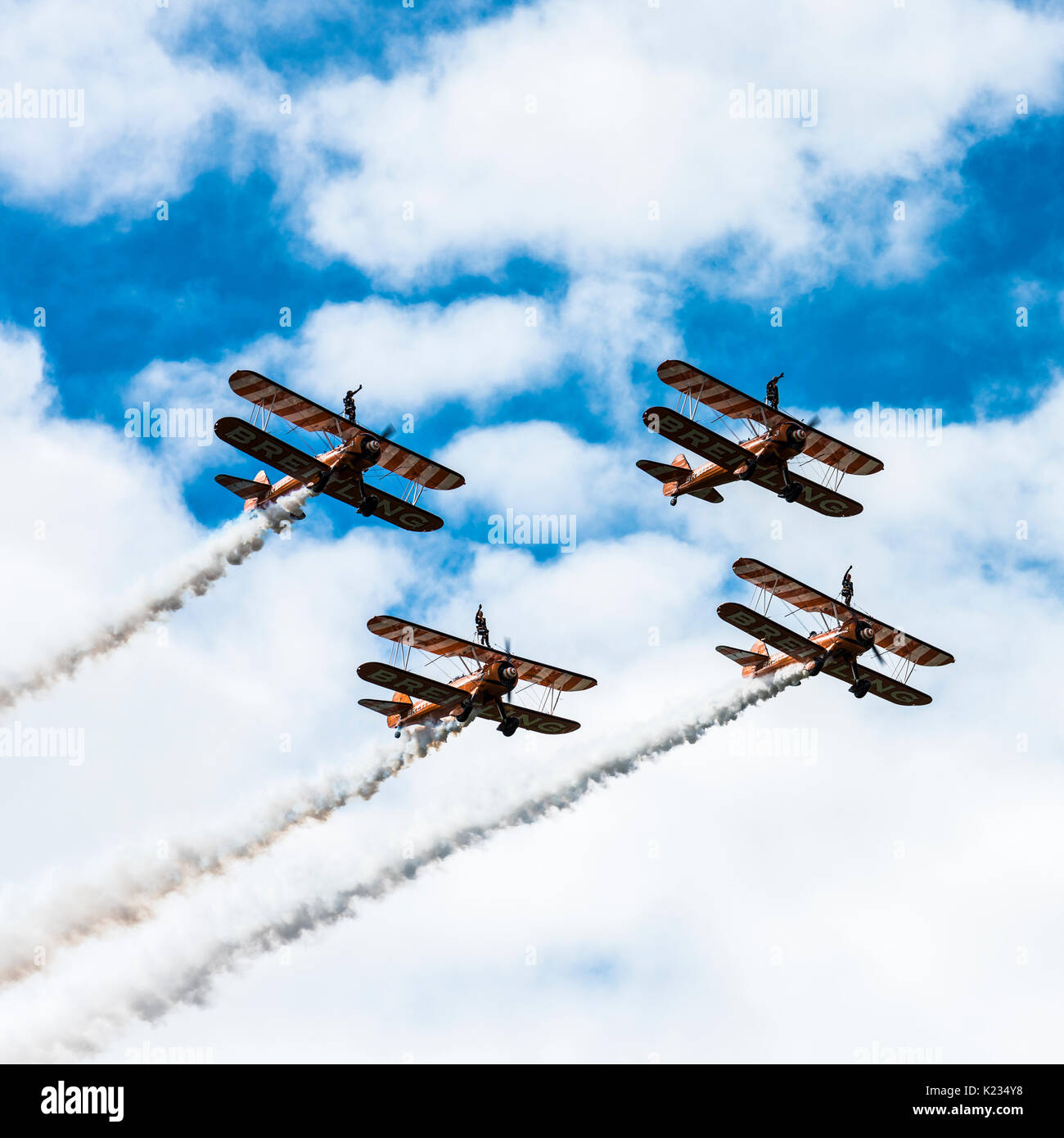 Die Breitling Wingwalkers display Team auf der Farnborough Airshow durchführen. Das Team fliegen 1940s Vintage Boeing Stearman Doppeldecker. Stockfoto