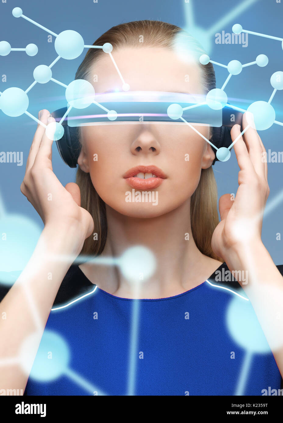 Frau in der virtuellen Realität 3D-Brille mit Molekülen Stockfoto