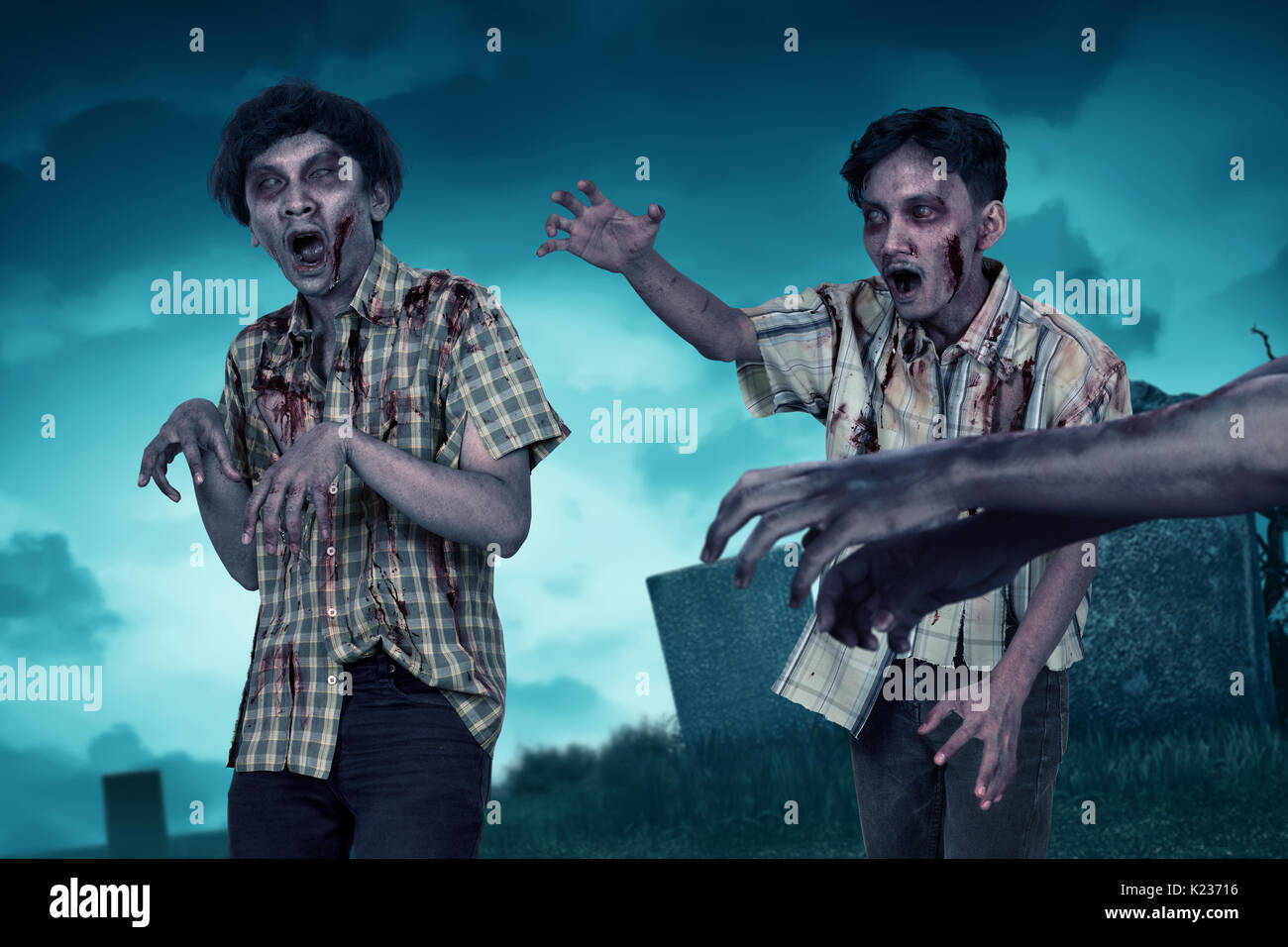 Menge von aggressiven asiatischen Zombies mit Kralle Hand auf dem Friedhof Stockfoto