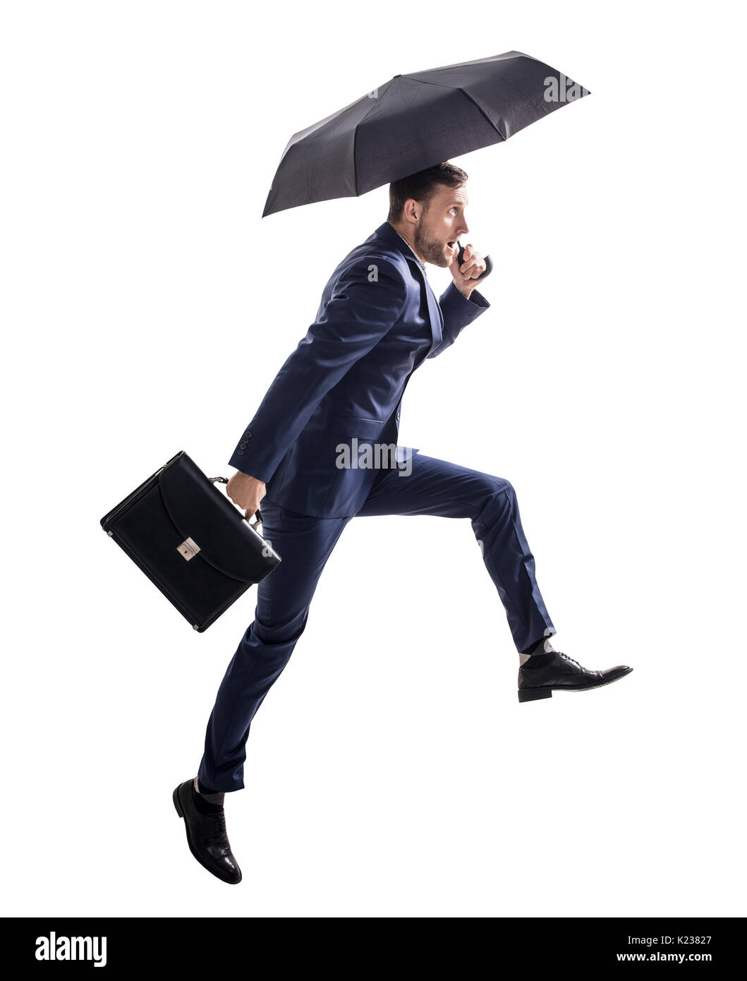 Geschäftsmann mit Regenschirm und Aktenkoffer. Stockfoto