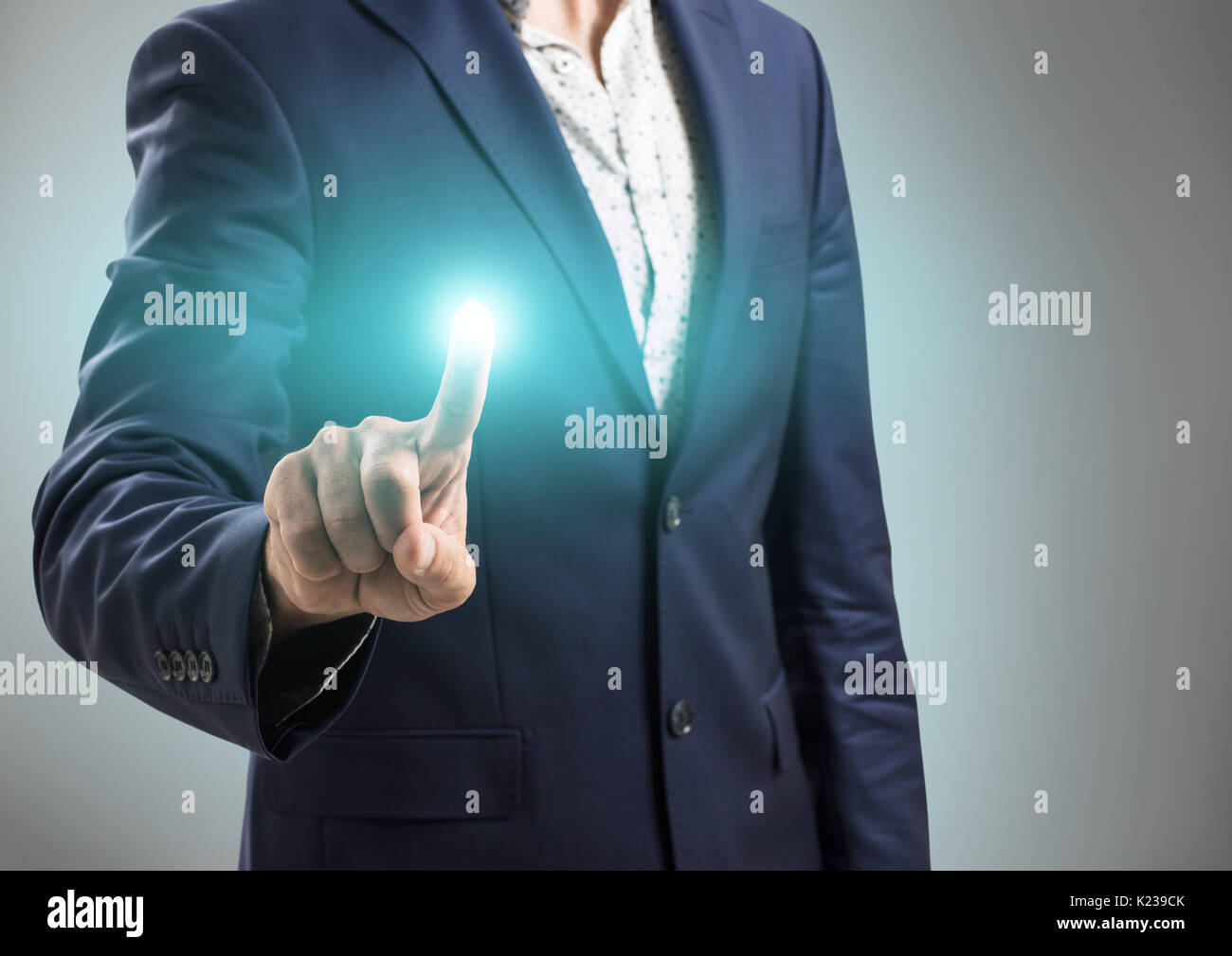 Geschäftsmann auf digitale blaues Licht. Stockfoto