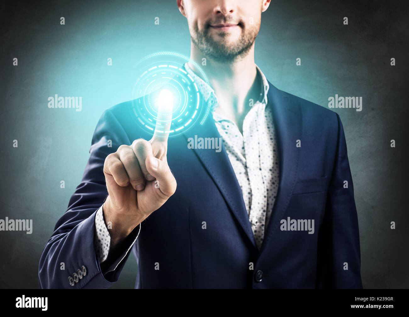 Geschäftsmann auf digitale blaues Licht. Stockfoto