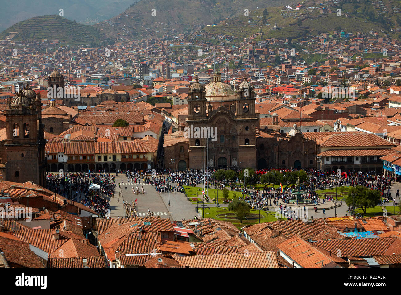 Iglesia de la Compañía, die Menschen auf der Plaza de Armas, und Terrakotta Dächer, Cusco, Peru, Südamerika Stockfoto