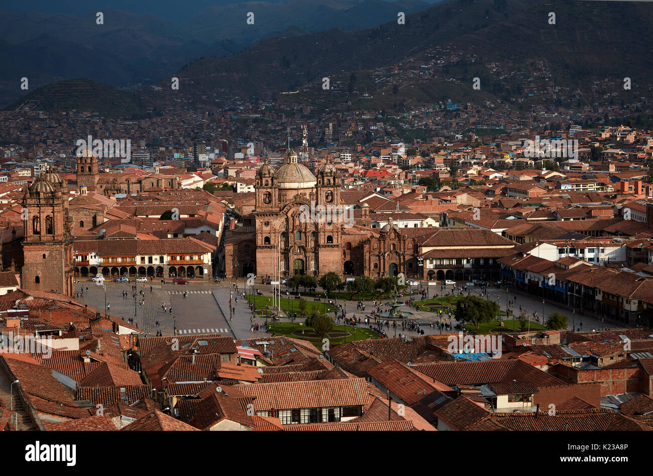 Iglesia de la Compañía, die Menschen auf der Plaza de Armas, und Terrakotta Dächer, Cusco, Peru, Südamerika Stockfoto