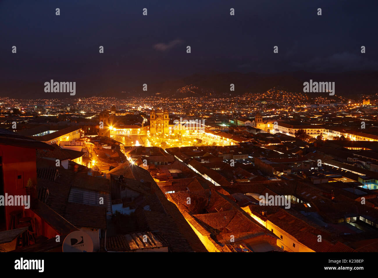 Iglesia de la Compañía und Plaza de Armas in der Dämmerung, Cusco, Peru, Südamerika Stockfoto