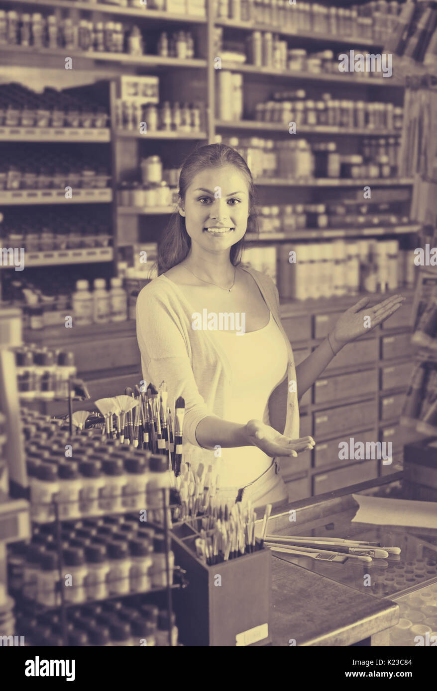 Porträt der jungen fröhliche weibliche Kassierer an der Kasse in der Kunst Shop Stockfoto