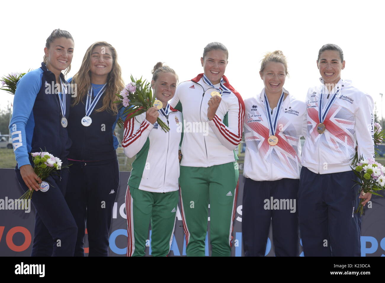 Racice, Tschechische Republik. 27 Aug, 2017. Gewinner der Frauen K2 200m, L-R SUSANNA CICALI und FRANCESCA GENZO (Italien, Platz 2), REKA HAGYMASI und AGNES SZABO (Ungarn, erster Platz) und Hannah braun und ANGELA HANNAH (Großbritannien, Platz 3), wirft mit Medaillen während der 2017 ICF Canoe Sprint Wm in Racice, Tschechien, am 27. August 2017. Credit: Katerina Sulova/CTK Photo/Alamy leben Nachrichten Stockfoto