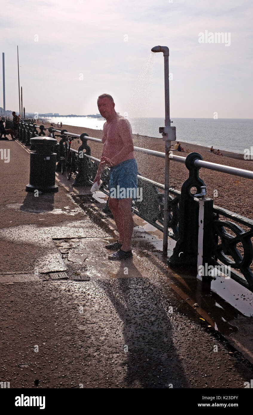 Brighton, UK. 28 Aug, 2017. Dieses chap nimmt eine kühlende Dusche, als er die schöne warme sonnige Wetter auf Brighton und Hove direkt am Meer erfreut sich heute als Temperaturen erwartet werden zu erreichen, so hoch wie 30 Grad in einigen Teilen der South East ist ein Datensatz für den späten August Bank Holiday: Simon Dack/Alamy leben Nachrichten Stockfoto