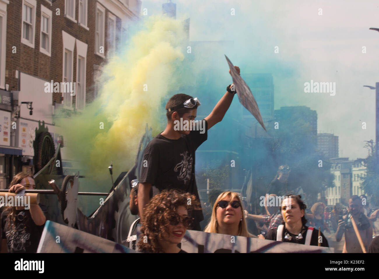 London, Großbritannien. 28 Aug, 2017. 28. August 2017. Personen, die sich in Notting Hill Karneval mit Grenfell Turm im Hintergrund. Credit: Sebastian Remme/Alamy leben Nachrichten Stockfoto