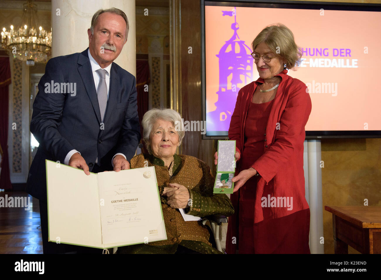 Weimar, Deutschland. 28 Aug, 2017. Libanese Thema Emily Nasrallah (c) erhält die Goethe-medaille 2017 von Klaus-Dieter Lehmann, Präsident des Goethe-Instituts, und Christina von Braun, Vorsitzende der Kommission für die Verleihung der Goethe-Medaille, im City Palace in Weimar, Deutschland, 28. August 2017. Foto: Candy Welz/dpa/Alamy leben Nachrichten Stockfoto