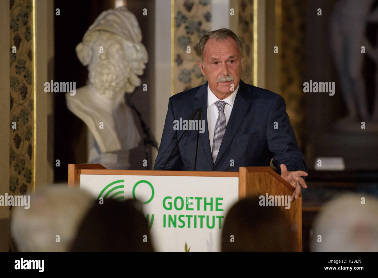 Weimar, Deutschland. 28 Aug, 2017. Klaus-Dieter Lehmann, Präsident des Goethe-Instituts, spricht während der Verleihung der Goethe-Medaille 2017 an das Stadtschloss in Weimar, Deutschland, 28. August 2017. Foto: Candy Welz/dpa/Alamy leben Nachrichten Stockfoto