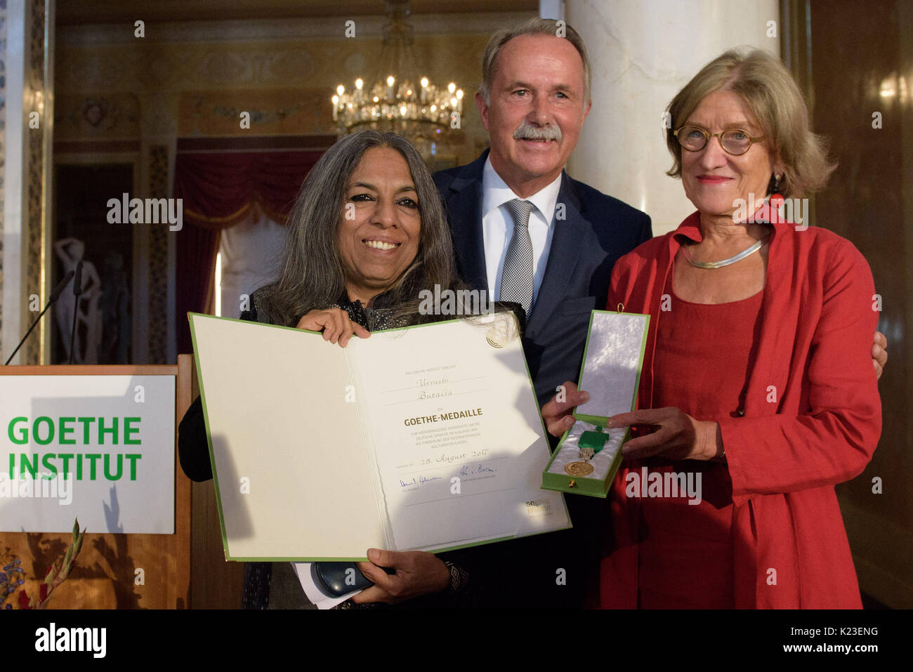 Weimar, Deutschland. 28 Aug, 2017. Indische Herausgeber, Autor und Frauenrechtlerin Uvashi Butalia (l) Die Goethe-medaille 2017 erhält von Klaus-Dieter Lehmann, Präsident des Goethe-Instituts, und Christina von Braun, Vorsitzende der Kommission für die Verleihung der Goethe-Medaille, im City Palace in Weimar, Deutschland, 28. August 2017. Foto: Candy Welz/dpa/Alamy leben Nachrichten Stockfoto