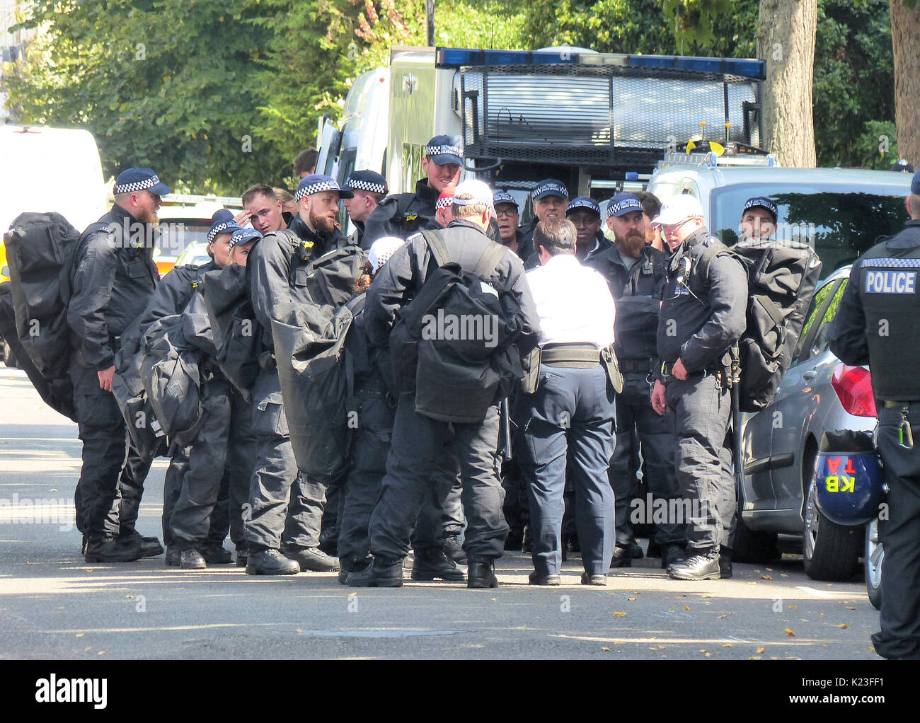 London, Großbritannien. 28 Aug, 2017. Eine massive Polizei und Security Operation ist in diesem Jahr auf der Notting Hill Carnival im Lichte der terroristischen Bedrohungen, säure Kriminalität und Spannung über die Grenfell Turm disaster Credit: Brian Minkoff/Alamy leben Nachrichten Stockfoto