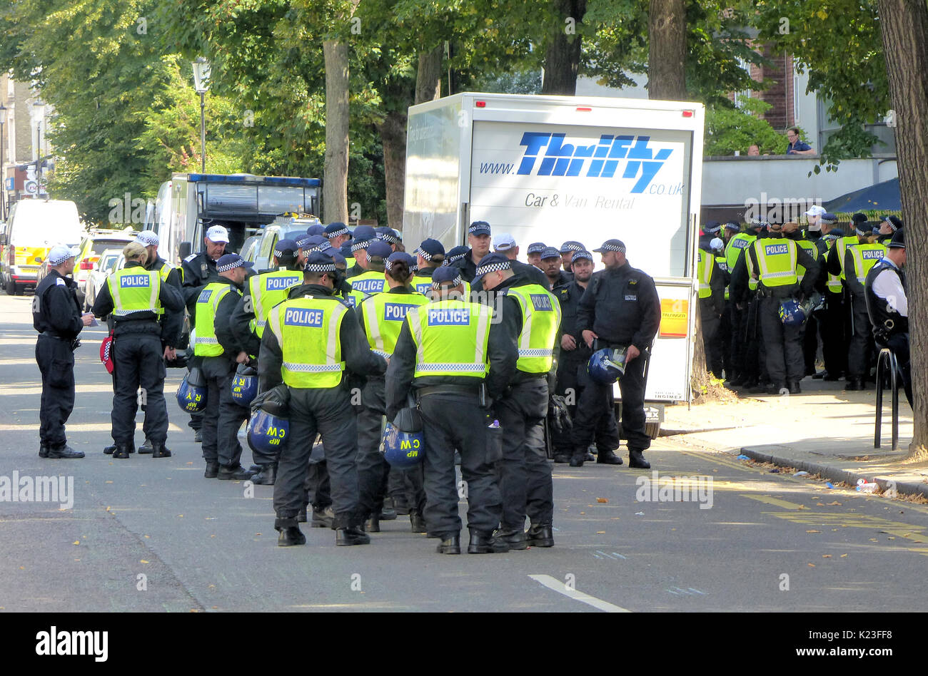 London, Großbritannien. 28 Aug, 2017. Eine massive Polizei und Security Operation ist in diesem Jahr auf der Notting Hill Carnival im Lichte der terroristischen Bedrohungen, säure Kriminalität und Spannung über die Grenfell Turm disaster Credit: Brian Minkoff/Alamy leben Nachrichten Stockfoto