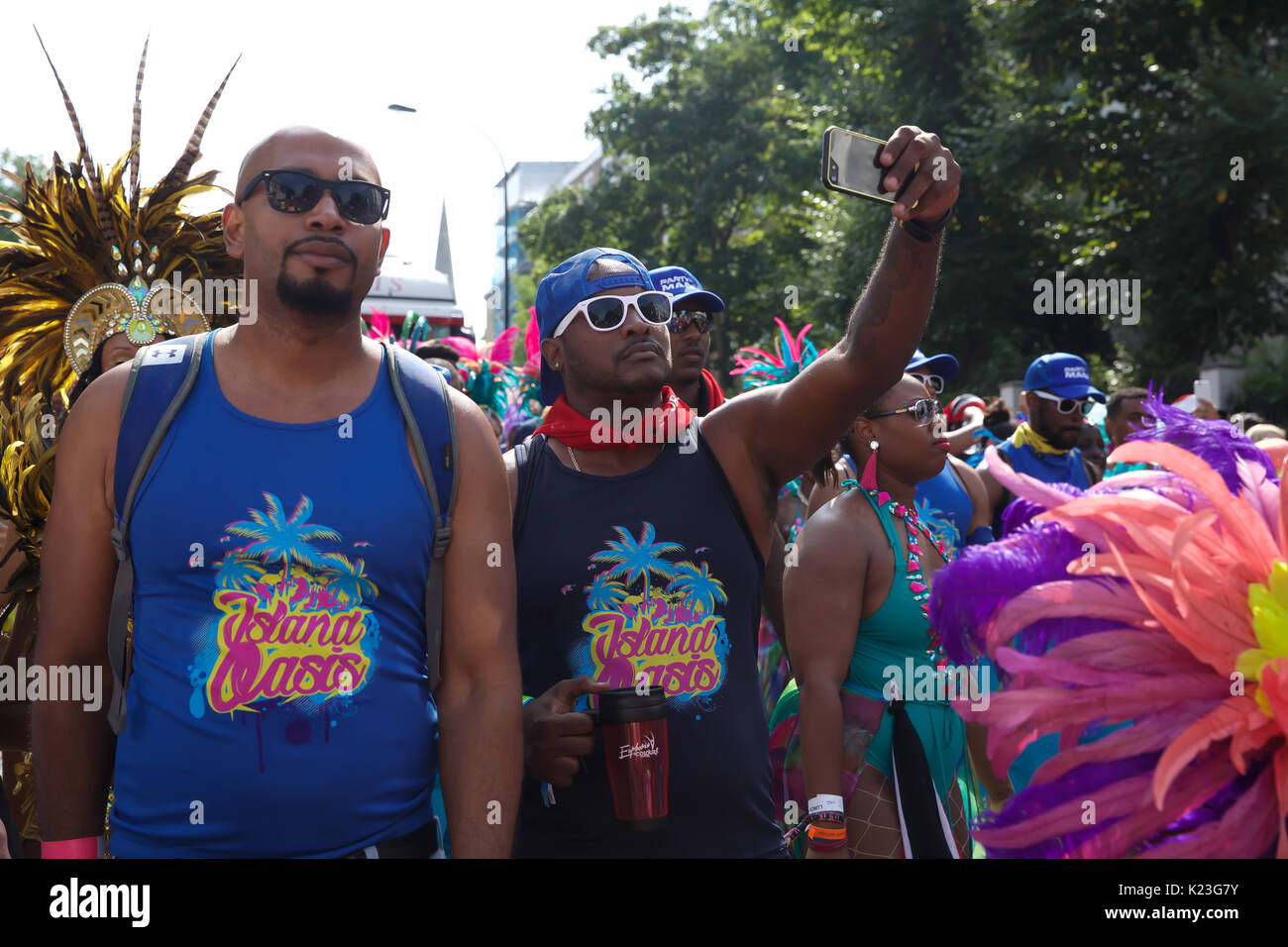 Notting Hill, Großbritannien. 28 Aug, 2017. Riesige Menschenmengen an Notting Hill Carnival als Partei mit einem anderen extravaganten Parade fährt heute nach der Familie Tag gestern. Warme und sonnige Wetter fügt dem Karneval Atmosphäre als Temperaturen prognostiziert werden zu 28-30 C Credit: Keith Larby/Alamy Live News hit Stockfoto