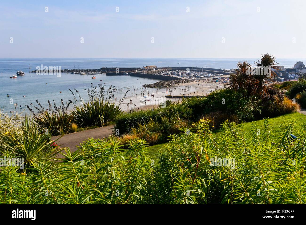 Lyme Regis, Dorset, Großbritannien. 28 Aug, 2017. UK Wetter. Blick auf den Hafen von Cobb Langmoor Gartenanlage am Tag der heißen Sonne in den Badeort Lyme Regis im August Bank Holiday. Photo Credit: Graham Jagd-/Alamy leben Nachrichten Stockfoto